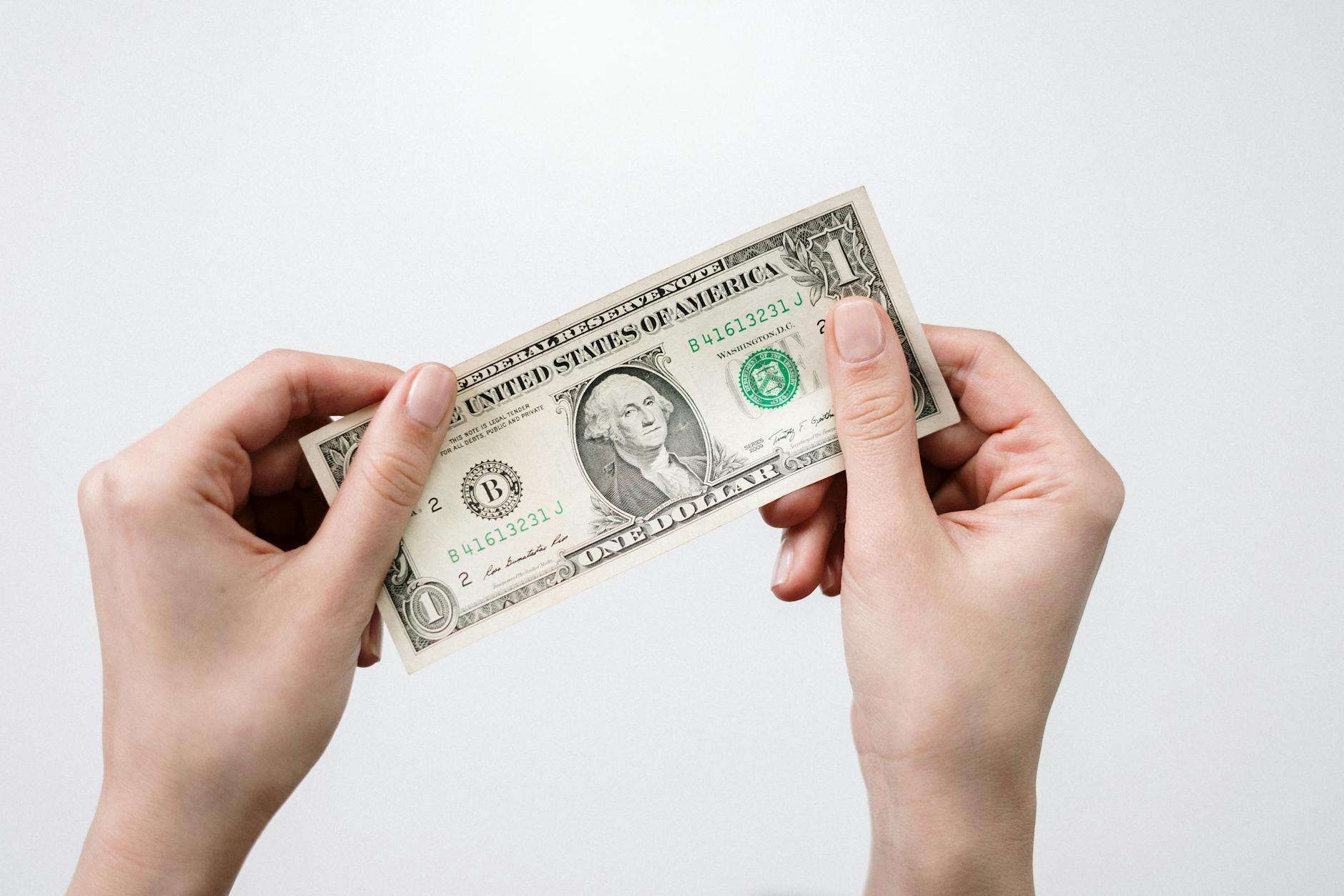 Infographic explaining Dollar-Cost Averaging (DCA) for reducing crypto volatility risk.